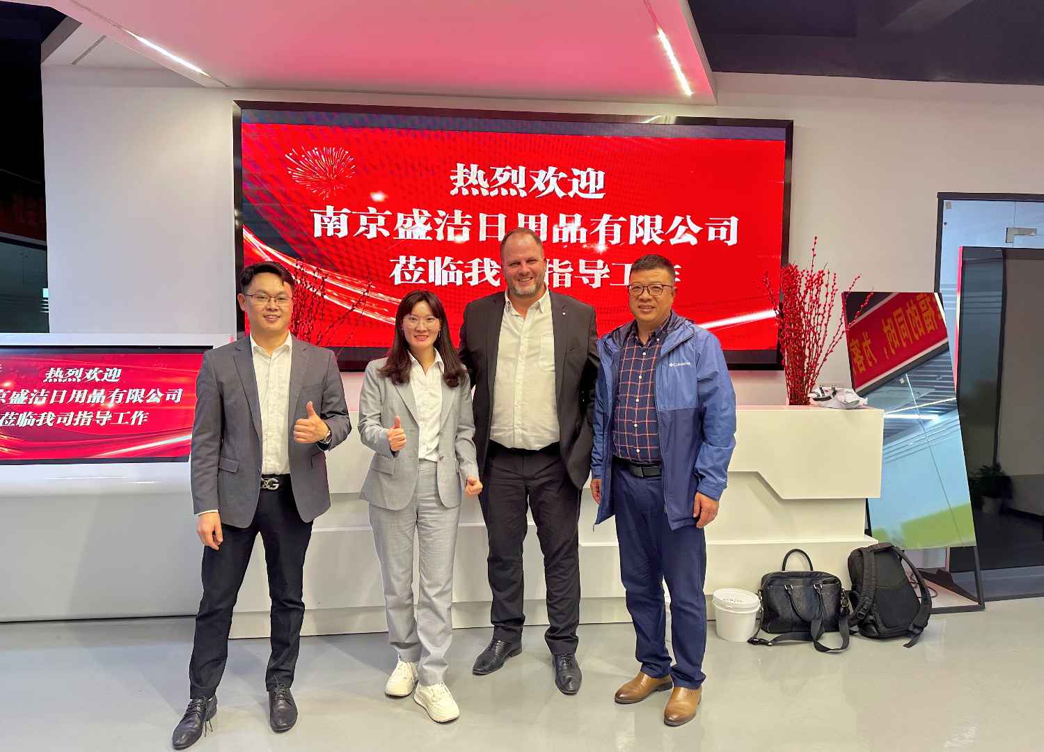 國際合作伙伴深度考察，共謀發(fā)展 —— 外國客戶訪問久信達科技生產(chǎn)車間(圖1)